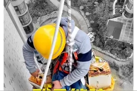 蜘蛛人22楼高空作业，救命绳却被熊孩子摇晃！网友：出事谁负责 #高空作业 #熊孩子 #惊险 #特殊工种 #安全警示视频封面