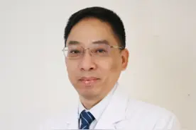 #老师 这位班主任还有十年才能退休，却不敢上不讲台了，都怪这个病，术后希望能鼓起勇气重新站上讲台。#帕金森 #脑起搏器视频封面