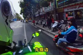 交警街头花式喊话劝导 金句频出...“我会每天在路上见到你们的！”#春季守护行动 @安康交警 平利大队视频封面
