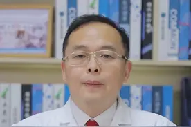 #涨知识 大多数的自闭症患者，主要是有三个特征：首先，自闭症患者常常会有沟通能力的障碍。其次，自闭症患者可能存在社交上的障碍。最后，自闭症患者会有刻板重复的行为。下面为大家具体说说自闭症孩子的13个典型特征
1.眼神(无眼神交流，躲闪别人的对视)。
2. 总是出神(发呆，眼神空洞)。
3. 叫名无反应(你叫他名字，像没有听到)。
4.零社交(如从来不和别的孩子玩，表弟在房间他去客厅，表弟出来客厅他去房间)。
5．出门就捡石头，手里要拿着石头。
6.原地转圈，跑来跑去没有停，踮起脚走路。
7.一生气打自己，打头。
8.不认人（基本没有人物区分的概念）。
9不知道危险 （一个人溜出门到马路上乱走，碰到河、海也随便冲过去）。
10.不听指令。
11.零语言（吃饭，睡觉不会说）。
12.不会指，要什么就拉着大人的手去拿，就像工具手。
13.刻板行为，出去要走固定路线，玩具排成一排。
判断自闭症的最好方法，还是要去精神卫生中心或者去医院精神科就诊，由专业的医生来进行诊断和治疗。对自闭症，我们要做到早发现，早预防，早治疗。#健康守护计划 #自闭症 @创作灵感小助手视频封面