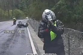 男子骑摩托车连续翻滚死里逃生后起身，立即向急刹车的司机致谢视频封面
