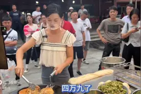 重庆500万粉丝美女做葱油饼，一个人带动一个夜市，直播间10万人