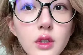 赵露思直播哭了！透露爸爸前年确诊癌症，病情非常危险