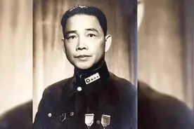 2005年，汪精卫儿子回国扫墓，看到父母跪地石像，含泪说了9个字