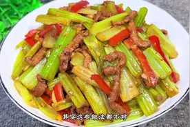 炒芹菜时，切记不要焯水和直接下锅炒，教你一招脆嫩爽口不塞牙