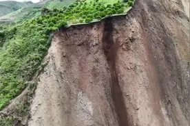 山体滑坡，瞬间一半山体就没有了，高山变平川，大自然的力量震撼