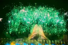 被成都世运会烟花秀震撼到了，三星堆中的青铜神鸟扶桑神树…