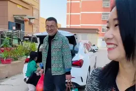 去看望受伤的朋友，晚上骑车一头栽到沟里，摔得眼镜都找不到了