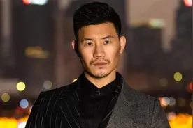 嘎子谢孟伟疑辱骂威胁反诈老陈，否认卖假货，媒体倒油：没这手机