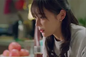 美女主动向小伙表白，谁知小伙转身就亲了女孩，其实喜欢好久了