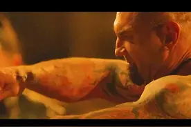热血纹身大叔，肌肉线条分明，力量与艺术完美结合。