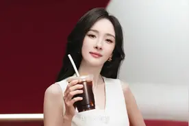 杨幂把库迪拍出了买不起的感觉，以后不要星巴克绿，只要库迪红！