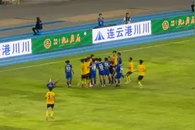 泰州🆚连云港，双方发生冲突 #苏超 #比赛第一，友谊第十四