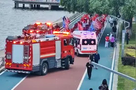 老年暴走团挡消防车救护车通行，消防车救护车被迫靠边！官方回应