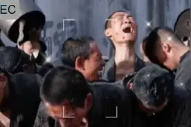 《南京照相馆》拍摄群众被日军火烧片段反复彩排确保安全才能点火