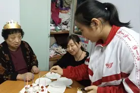 温馨生日会，奶奶戴上金色皇冠，欢声笑语中度过美好时光。