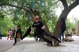 太危险！重庆五旬男子进行“吊脖子”锻炼，大动脉断裂，当场死亡图片