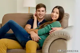 女孩想跟恋爱4年的男友同居，便回家问妈妈同不同意，...图片