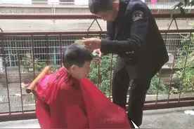 一位警察给儿子奶奶理发，他手上戴着一个东西，吓我一跳图片