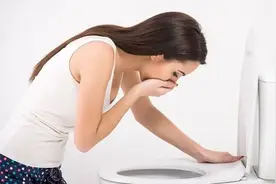 广东的李女士最近总是觉得身体不太对劲，一直呕吐不止图片
