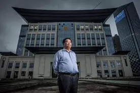 曹德旺拒绝美国绿卡，并带头撤资回中国，让美国损失了...图片