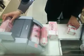 刚刚踏入银行的那一瞬间，内心有些不安。这是我第一次...图片