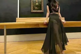 卡戴珊家族超模光脚畅游卢浮宫图片