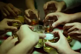 酒桌上的人情世故：聚会中的互动与社交规则图片