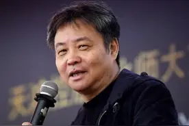 余华：夜深人静，就把心掏出来缝缝补补，一觉醒来便是重生。图片