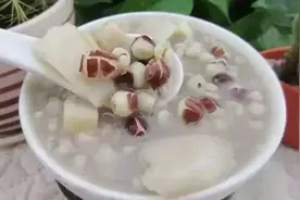 80岁老人卖50年茯苓糕，每天卖1500元，吸引了我的眼球图片