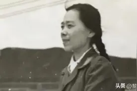 “你裤子破了！”张桂梅在人民大会堂发言时，有位记者连忙提醒图片
