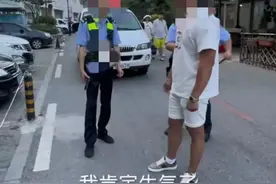大连火了！一男子到大连旅游车被锁图片