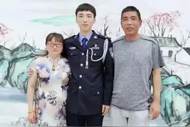 2022年，江苏女子逛街时，发现因公牺牲的“儿子”，泪流满面图片