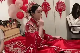 安徽，一位新郎和新娘结婚，婚礼当天，新郎来到新娘家图片