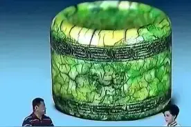 男子拿裂纹的扳指来鉴宝，他说2万捡漏，专家说这扳指你都敢戴？图片