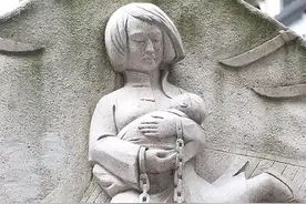 她即将行刑前，淡定解开衣扣，把奶头送到孩子嘴里，后被敌人斩首图片