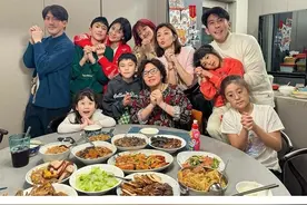 贾静雯母亲70大寿，三个女儿颜值不如妈妈，修杰楷遗憾没生儿子图片