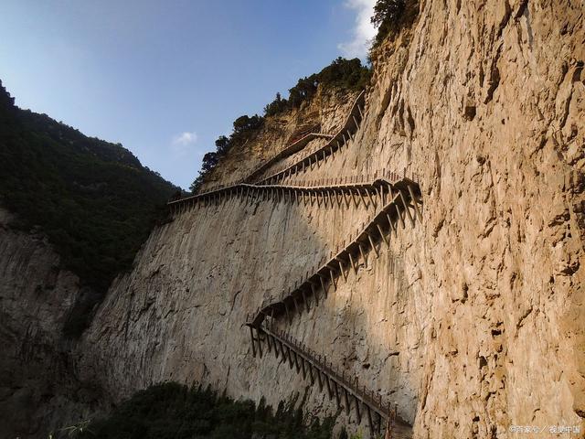 临汾，临汾风穿峡谷，长风穿过两山狭窄峡谷