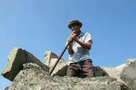 广西“当代愚公”，用30年，200万块石头，累死2...图片