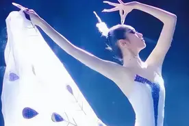 惊艳！杨丽萍裸身彩绘引热议，创意表演令人赞叹不已！图片