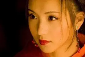 孙权三弟遇刺身亡，夫人祭拜完亡夫，刚想换丧服，忽然有人抱住她图片