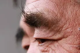 男人过了50岁眉毛变长，意味着什么？真的会长寿吗？图片