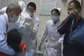 丈夫和妻子吵架后，妻子在楼下坐了一夜，第二天回来就感冒发烧图片