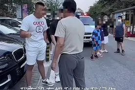 辽宁大连，游客因没在饭店吃饭，被饭店大妈锁车！大妈：图片