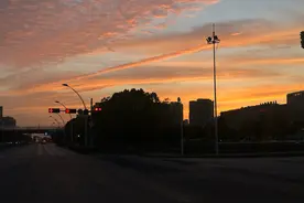 当夜幕降临，世界仿佛被一层静谧的薄纱所笼罩图片