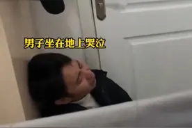 男子压力大到情绪崩溃，坐在门口大哭，孩子着急地趴在...图片