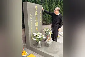 2006年李嘉诚请风水师为亡妻迁坟，对方要价200万，李嘉诚嫌贵图片