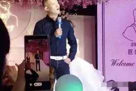 2022年，坐拥10亿身家的41岁导演巨兴茂和妻子...图片