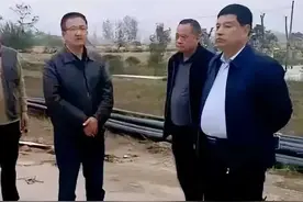 坐在那里，一个两手放前，一个双手背后，究竟谁是领导...图片