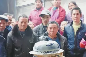 2016年，四川简阳一农民在迁祖坟时，挖出了一个青花瓷将军罐图片